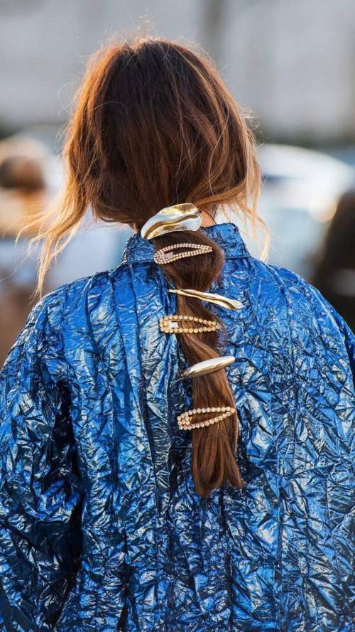 Coiffure avec des épingles à cheveux