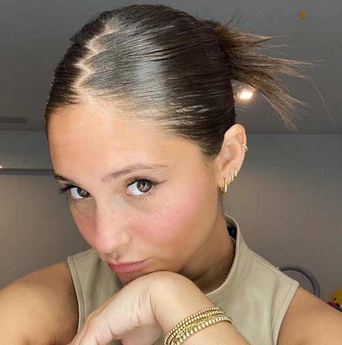 Coiffure avec séparation en zigzag