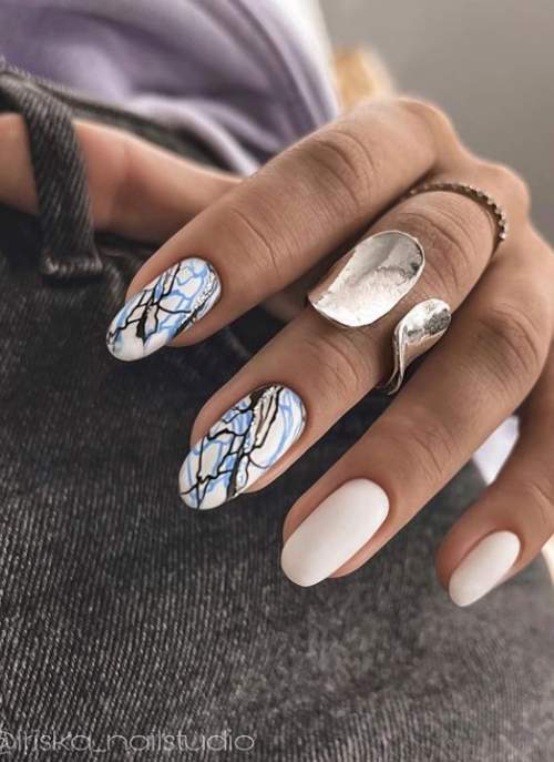 Conception de manucure nue avec un motif