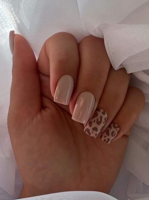 Manucure nude carrée