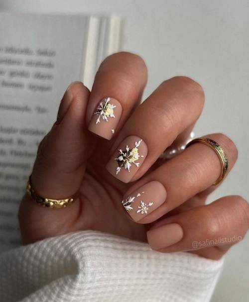 Manucure nude d'hiver