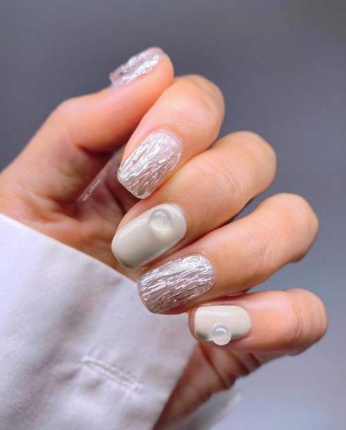 Détails volumétriques dans la manucure nude