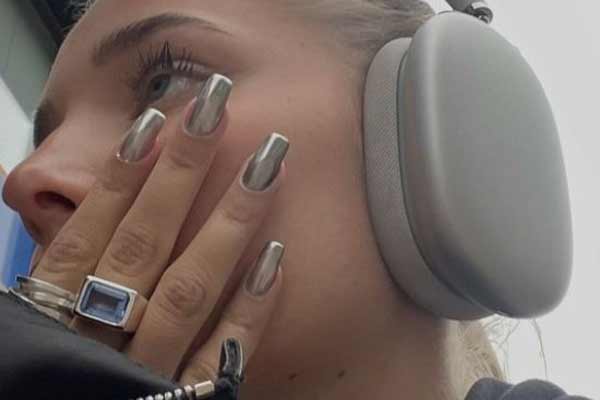 Frotter dans la conception des ongles