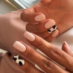 Manucure nude avec design