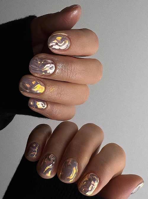 Manucure courte à la mode