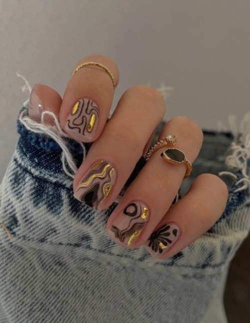 Manucure courte avec feuille