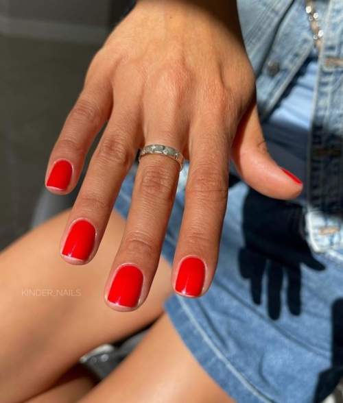 Manucure rouge ongles très courts