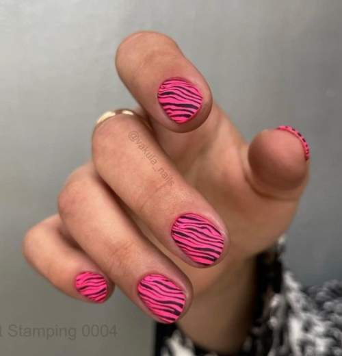 Estampage zébré sur ongles courts