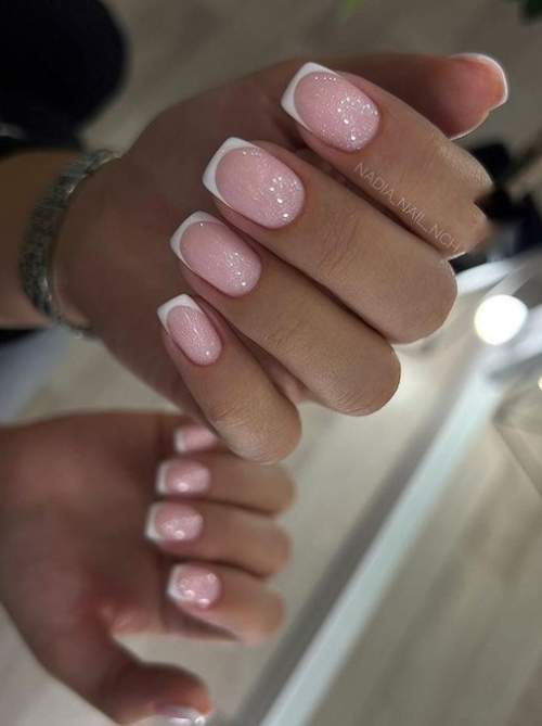 Ongles courts français carrés blancs