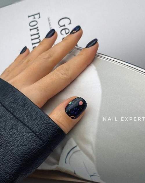 Minimalisme de conception d'ongles courts noirs