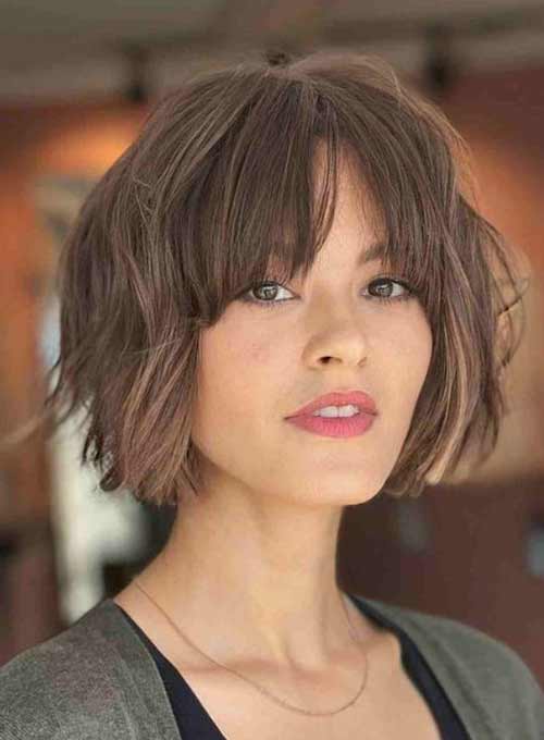 Frange épaisse avec une coupe de cheveux courte