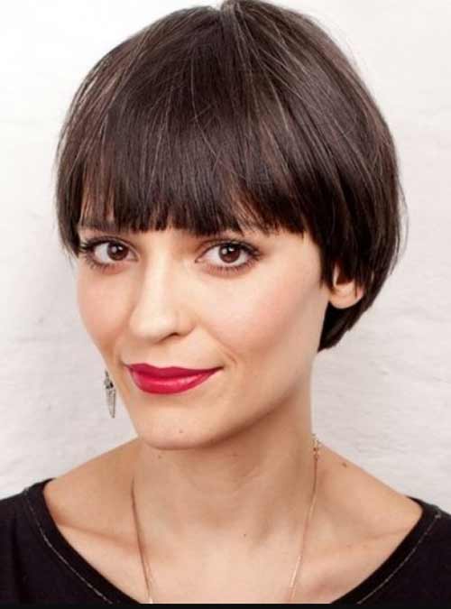 Coupe de cheveux courte frange droite