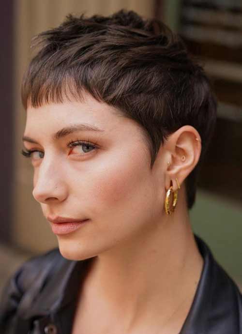 Coupe de cheveux courte avec une frange fine