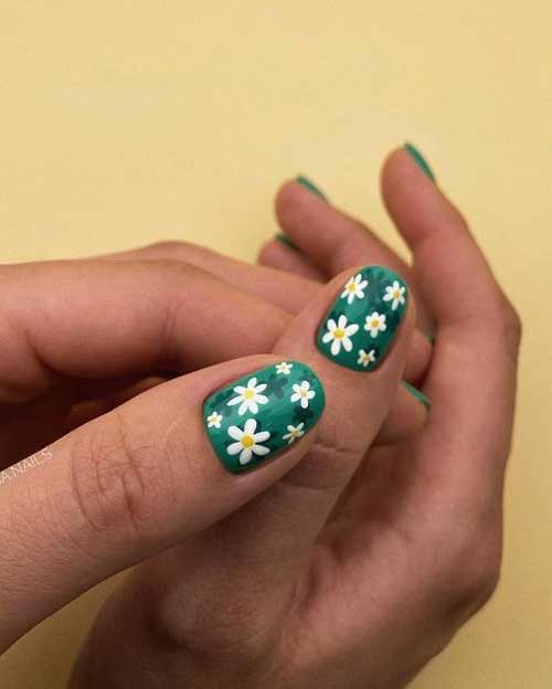 Manucure verte avec marguerites