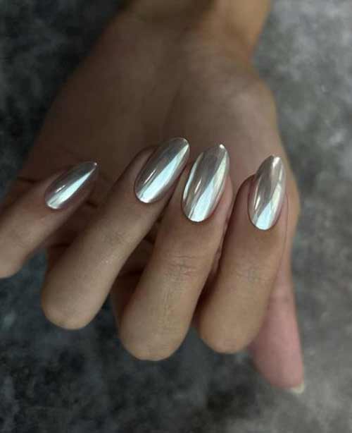 Frotter de l'argent sur les ongles