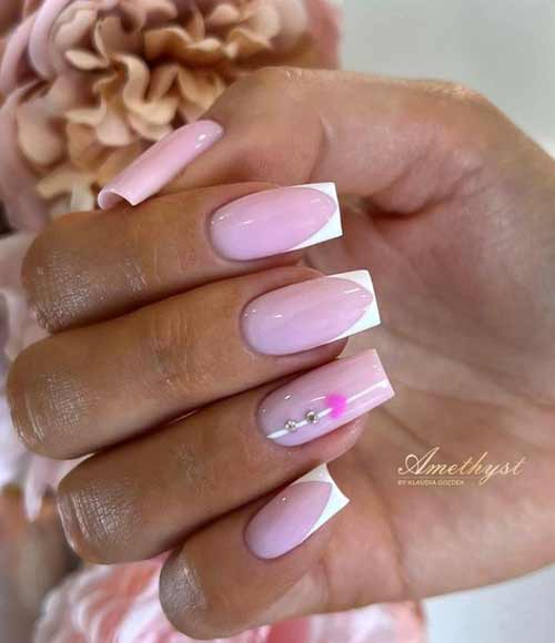 Manucure avec strass et coeur