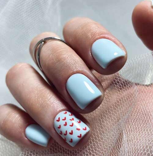 Manucure bleue avec des coeurs