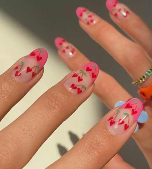 Coeurs rouges sur les ongles