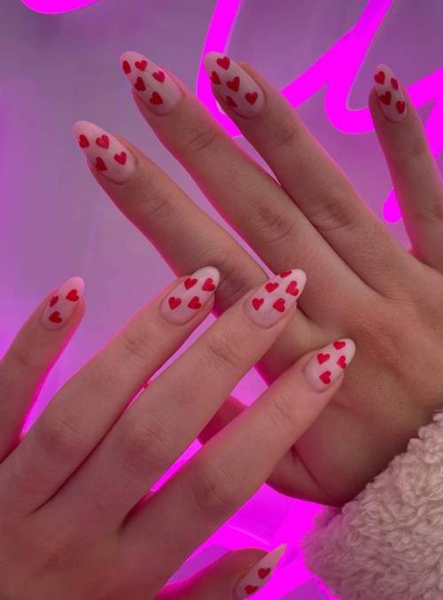 100 idées manucure pour le 14 février : une photo avec un nouveau design