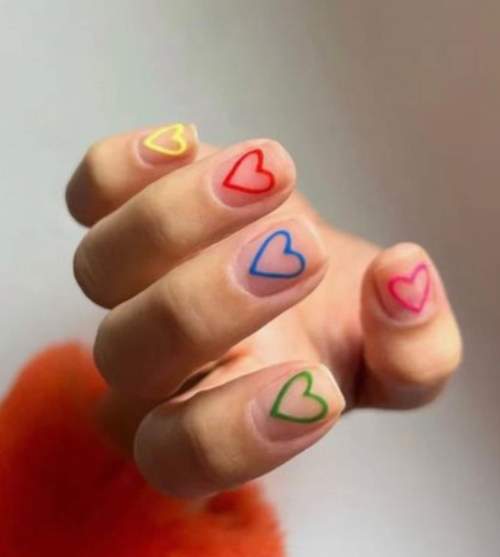 100 idées manucure pour le 14 février : une photo avec un nouveau design