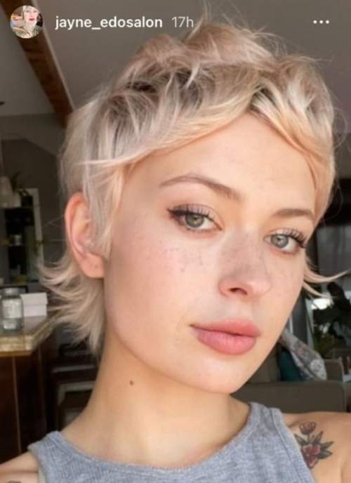 Cascade de coupe de cheveux courte