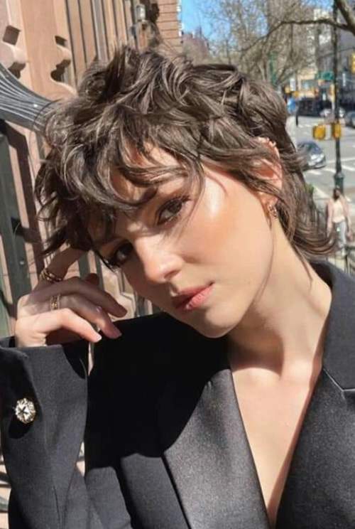 Coupe courte pour cheveux bouclés