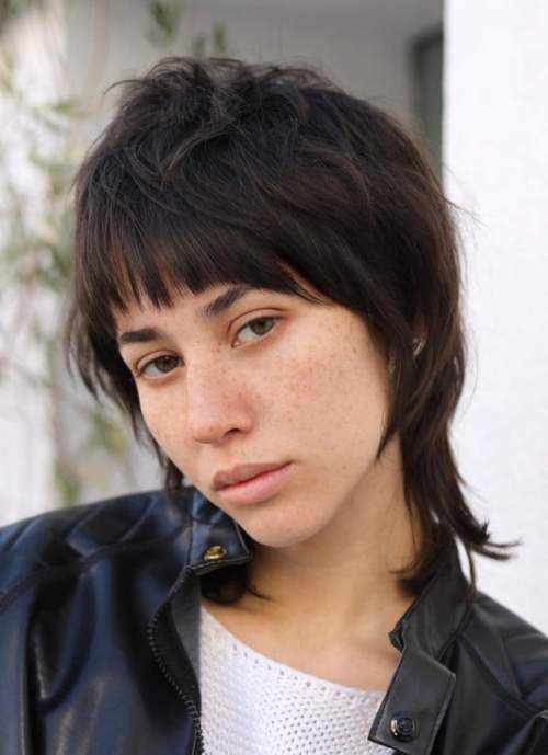 Coupe de cheveux en cascade avec frange