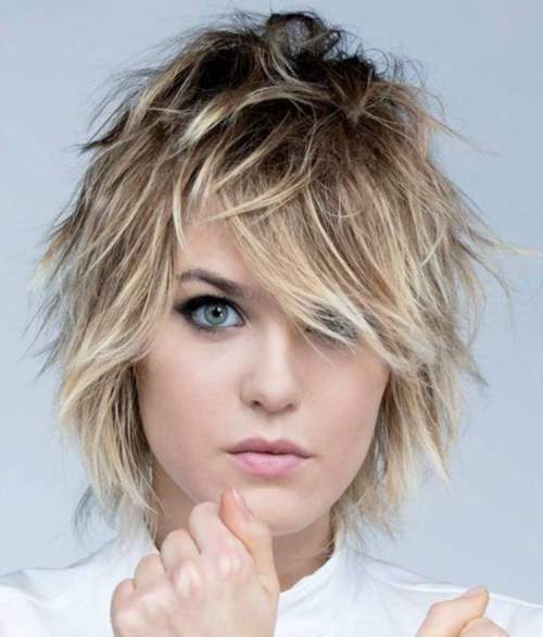 coupe de cheveux de loup en cascade