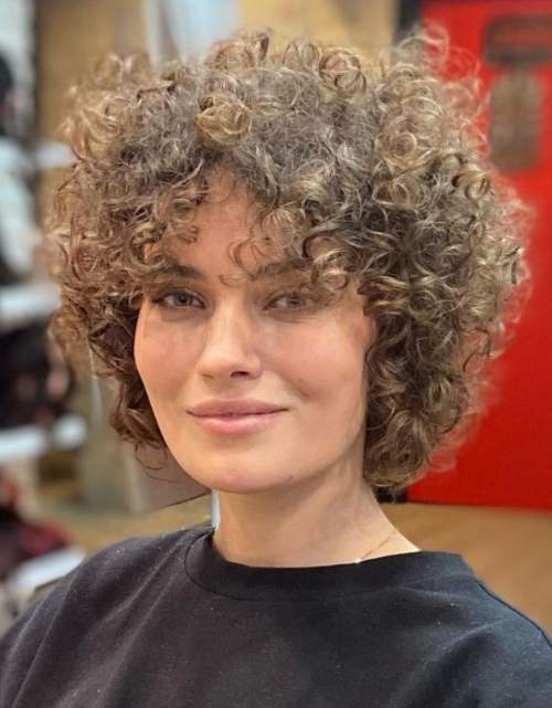 Cascade moderne 2023 pour cheveux courts: photo