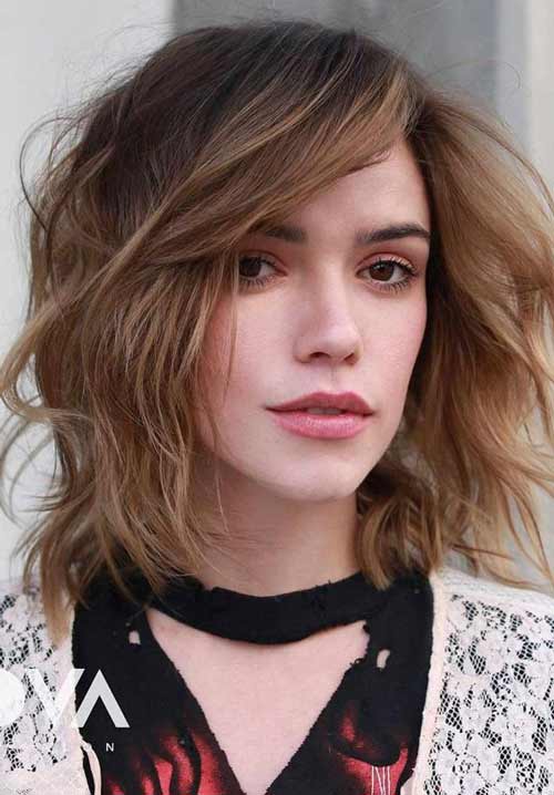 Coupe de cheveux mi-longue avec frange latérale