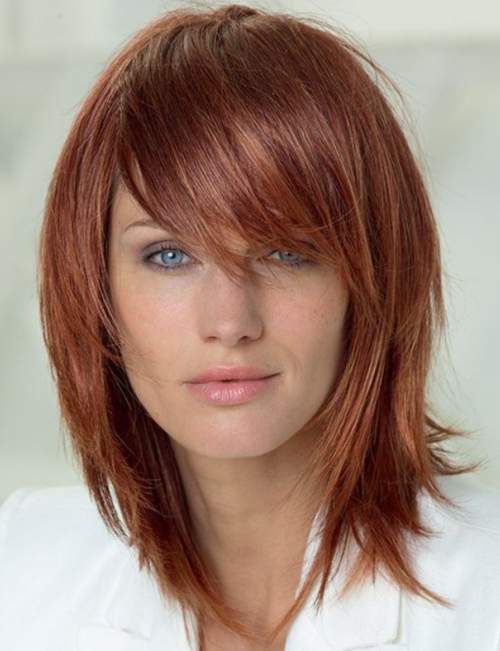 Cheveux raides en cascade superposés