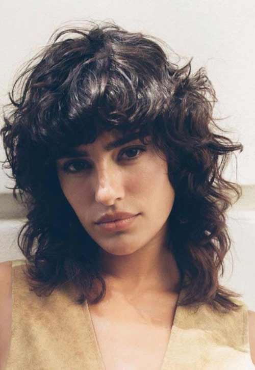 Coupe de cheveux de louve avec frange