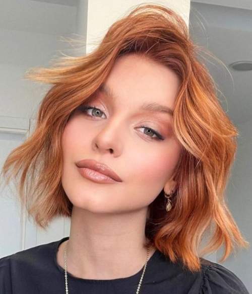 Coupe de cheveux asymétrique aux épaules
