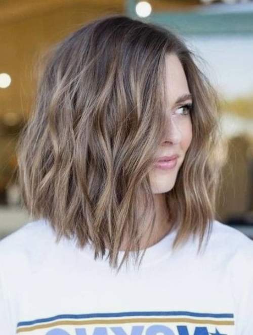 Coupes de cheveux mi-longues pour femmes: les types les plus en vogue, photo 2023