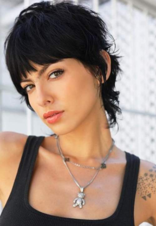 Coupe de cheveux en cascade pour cheveux courts