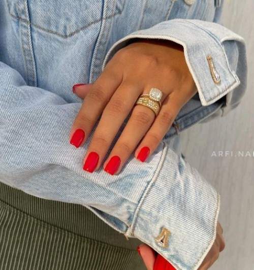 Manucure 2023 avec vernis gel rouge