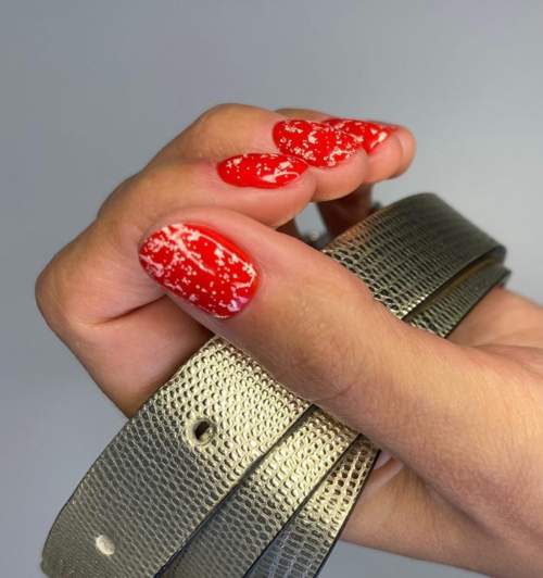 Ongles rouges avec design