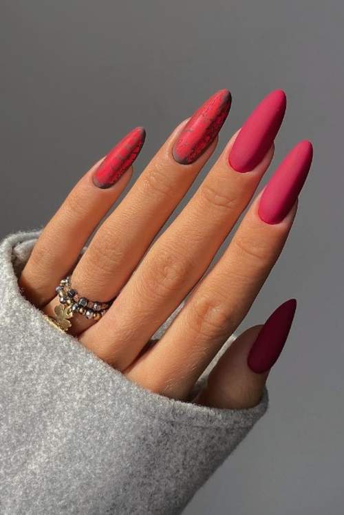 Ongles longs avec vernis rouge
