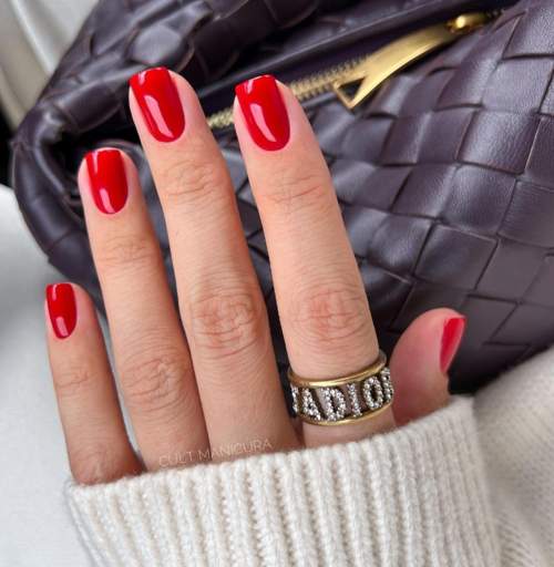 Ongles courts avec vernis rouge