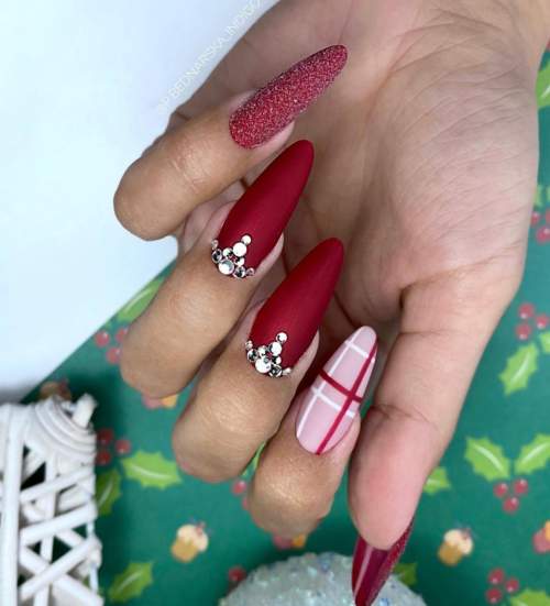 Ongles longs bordeaux