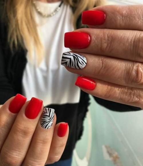 Manucure rouge avec zèbre