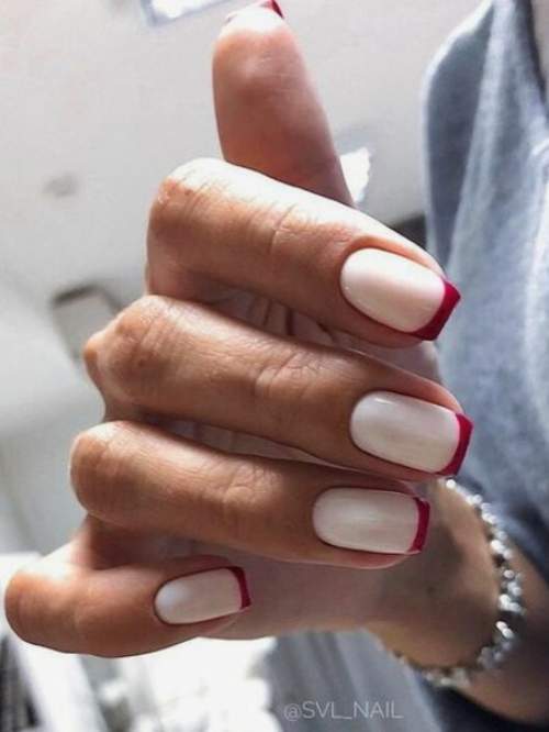 Veste rouge sur fond blanc