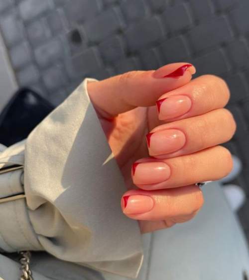 géométrie rouge sur les ongles