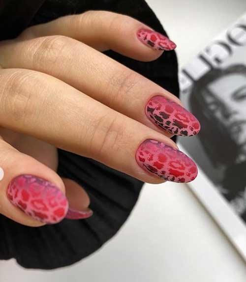 Manucure imprimé animal avec vernis rouge