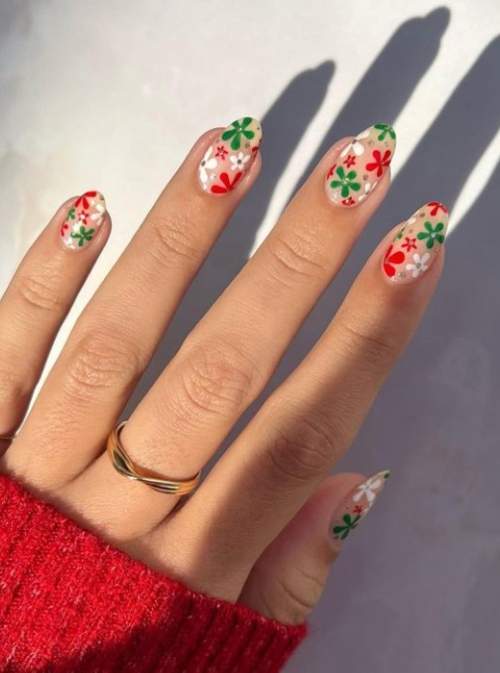 Fleurs rouges sur les ongles