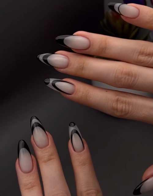 La manucure française sourit pour correspondre au style