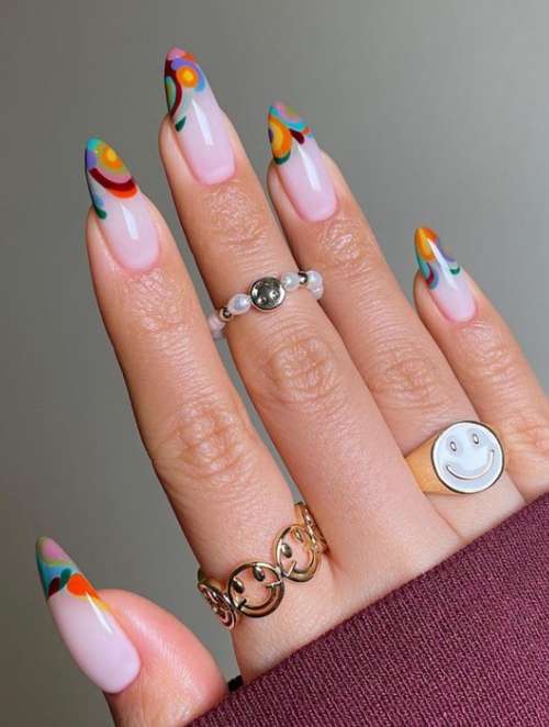 Dessins sur des ongles pointus