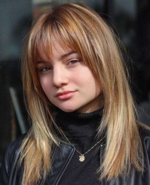 Coupe de cheveux volumineuse frange fine