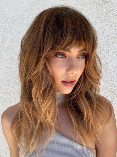 Coupes de cheveux volumétriques avec frange