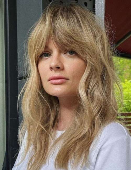 Coupe de cheveux avec une frange volumineuse